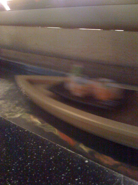 /schnipsel/200812-dez-2008/09-schoene-sushi-schiffchen-die-an-mir-vorbeifahren/VOVEromLdhdert6aDgNk5ufTo1_500.jpg
