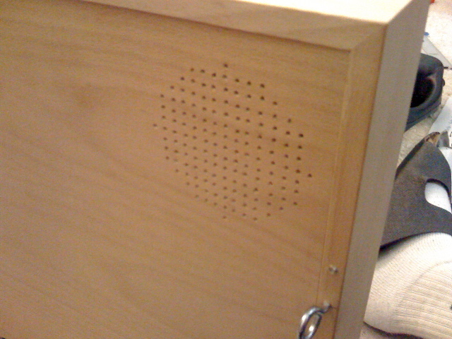 /schnipsel/200812-dez-2008/16-149loecher-pro-lautsprecher-handgebohrt-und-das-sieht-man/VOVEromLdhxb6pp48cRaOo8io1_hd.jpg