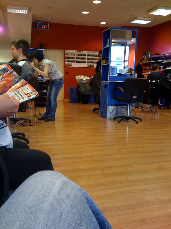 /schnipsel/200901-jan-2009/09-langeweile-beim-friseur/VOVEromLdjdvlnh2eyiQCjVVo1_hd.jpg