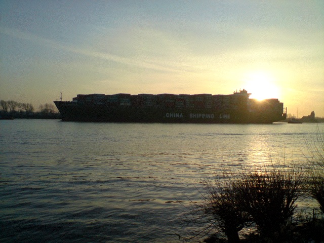 /schnipsel/200902-feb-2009/08-hamburg-ich-komme/VOVEromLdk6q3tyoN66DXfzPo1_hd.jpg