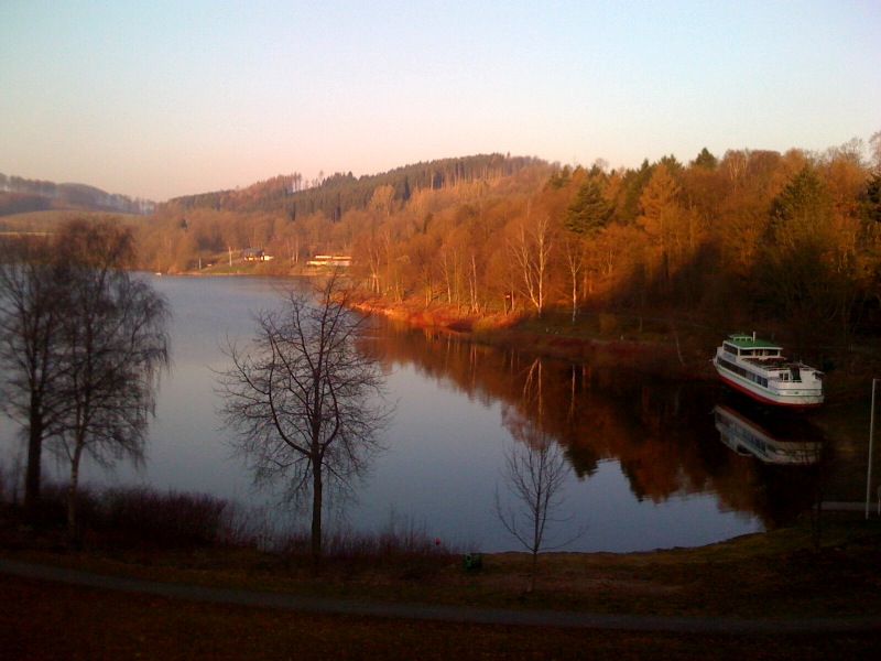 /schnipsel/200904-apr-2009/01-morgens-am-hennesee/VOVEromLdlslcmrslZtFkWG6o1_hd.jpg