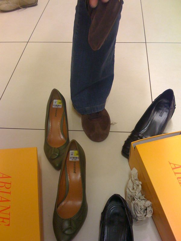 /schnipsel/200904-apr-2009/16-schuhe-kaufen/VOVEromLdmftvkbbslS23w2do1_hd.jpg