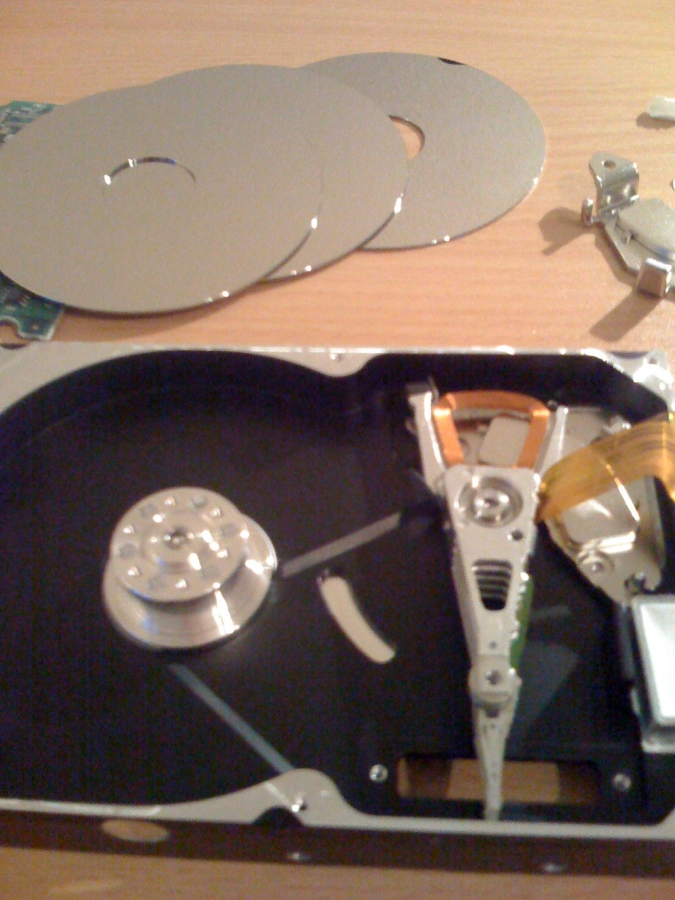 /schnipsel/200904-apr-2009/29-die-scheiben-und-der-obere-magnet-raus/VOVEromLdmrou35r2iW0UY35o1_hd.jpg