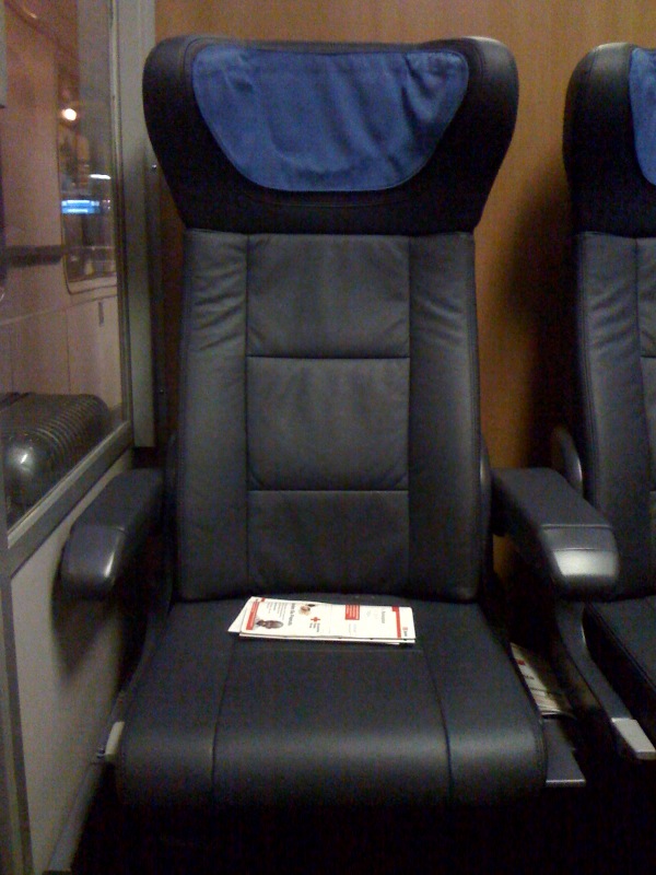 /schnipsel/201001-jan-2010/05-sitze-im-zug-schon-wieder-eine-stunde-verspaetung-weil-der-anschlusszug-keine-5-minuten-warten-konnte/tumblr_kw2yty7pxF1qznfapo1_hd.jpg