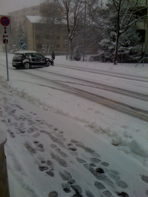 /schnipsel/201003-mar-2010/13-zuerich-steht-still-kein-bus-keine-bahn-kein-taxi-20cm-neuschnee/tumblr_kyuv3dzByX1qznfapo1_500.jpg