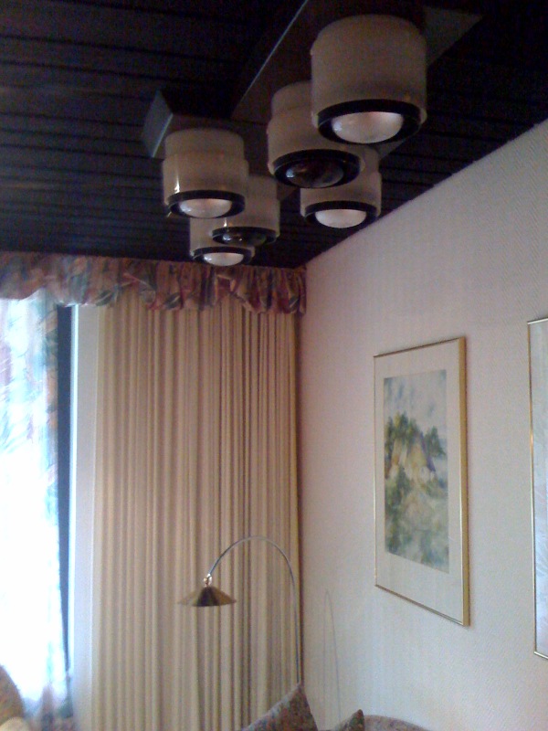 /schnipsel/201007-jul-2010/08-das-zimmer-und-die-lampen-sind-wohl-noch-aus-den-60ern/tumblr_l668031ml11qznfapo1_hd.jpg