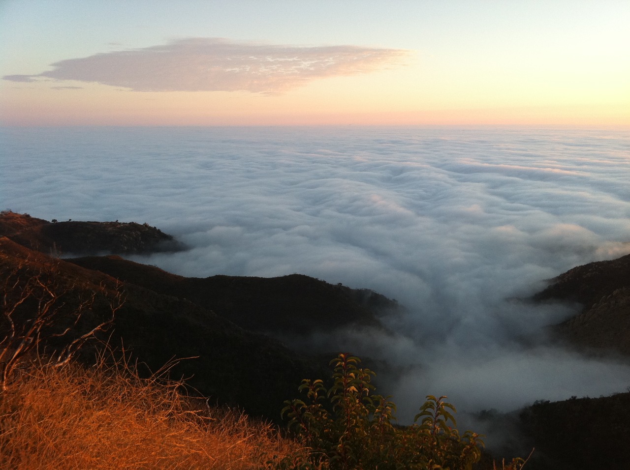 /schnipsel/201010-oct-2010/09-looking-into-a-sea-of-clouds/tumblr_la5twbqsgB1qznfapo1_hd.jpg