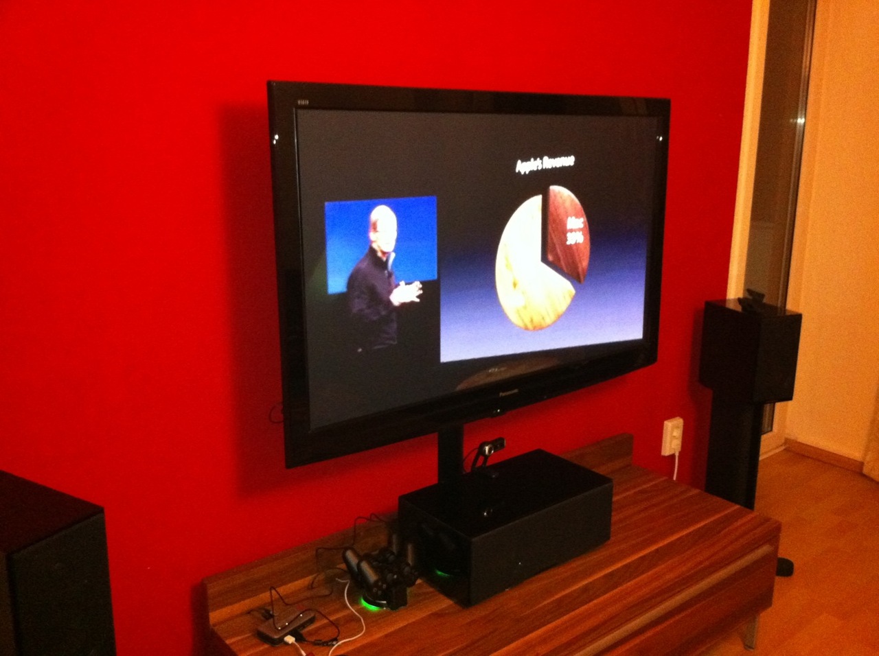 /schnipsel/201010-oct-2010/16-watching-apple-keynote-on-50-screen-its-like-having-steve-at-home/tumblr_lalm24uzYs1qznfapo1_hd.jpg