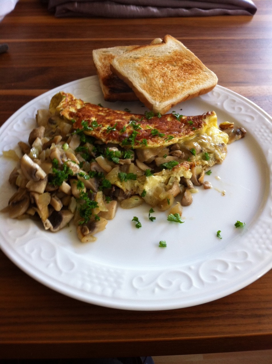 /schnipsel/201010-oct-2010/17-daniel-allein-daheim-champignon-omlette-mit-toast/tumblr_laun1rnPvr1qznfapo1_hd.jpg