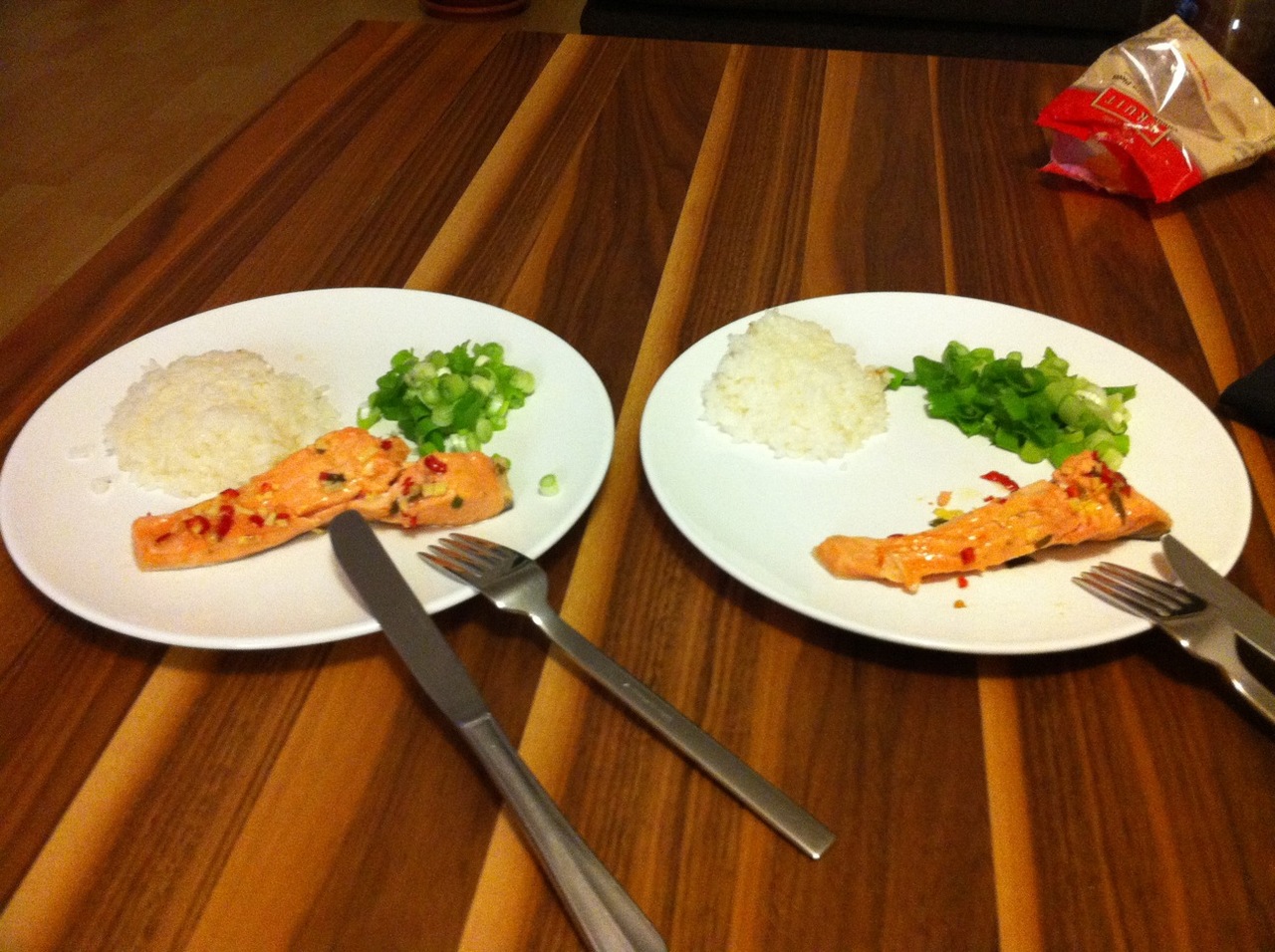 /schnipsel/201011-nov-2010/02-gedaempfter-lachs-mit-reis-und-fruehlingszwiebeln/tumblr_lbfh6zHkgL1qznfapo1_hd.jpg