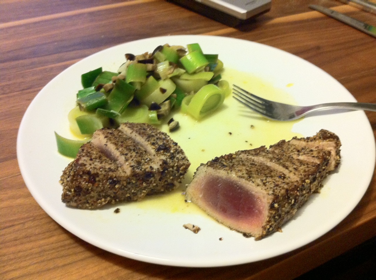 /schnipsel/201011-nov-2010/06-abendessen-daheim-thunfisch-mit-lauchgemuese/tumblr_lci6swX2v71qznfapo1_hd.jpg