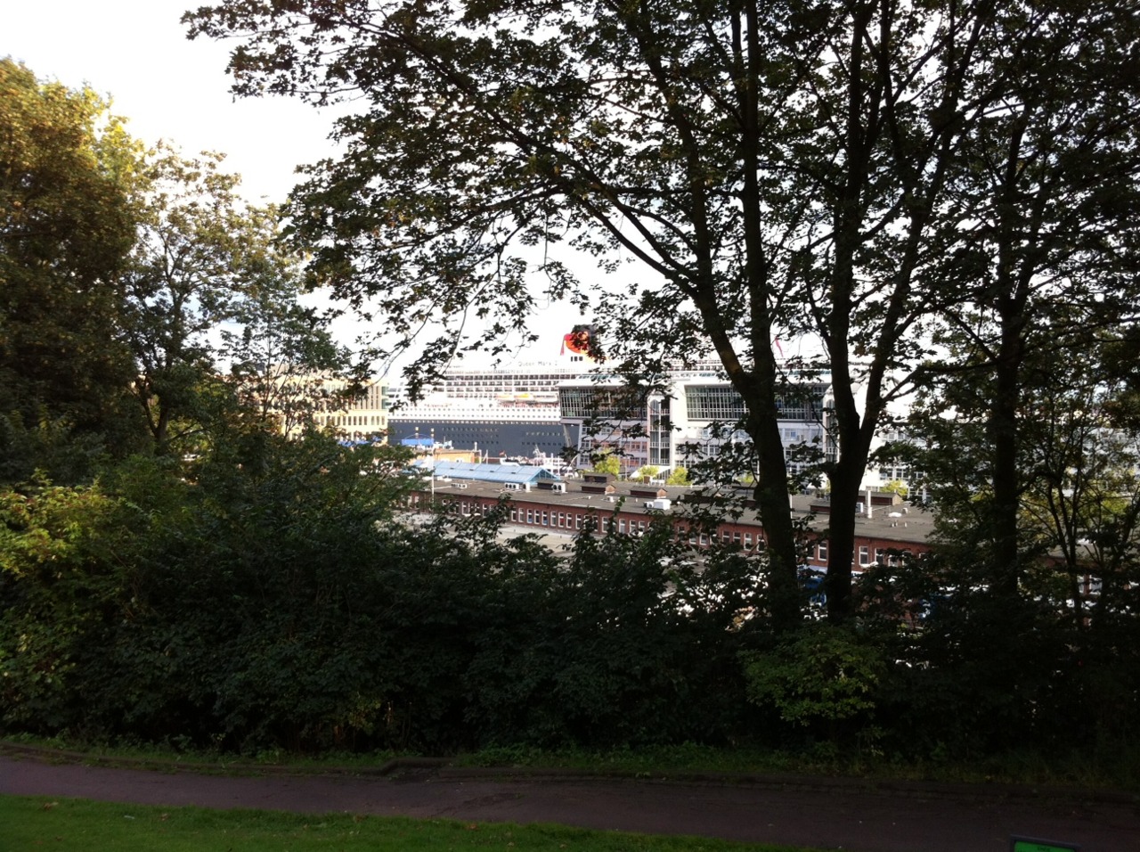 /schnipsel/201108-aug-2011/04-queen-mary-2-auf-der-fahrt-aus-dem-hamburger-hafen/tumblr_lpvnzaF1lu1qznfapo1_1280.jpg