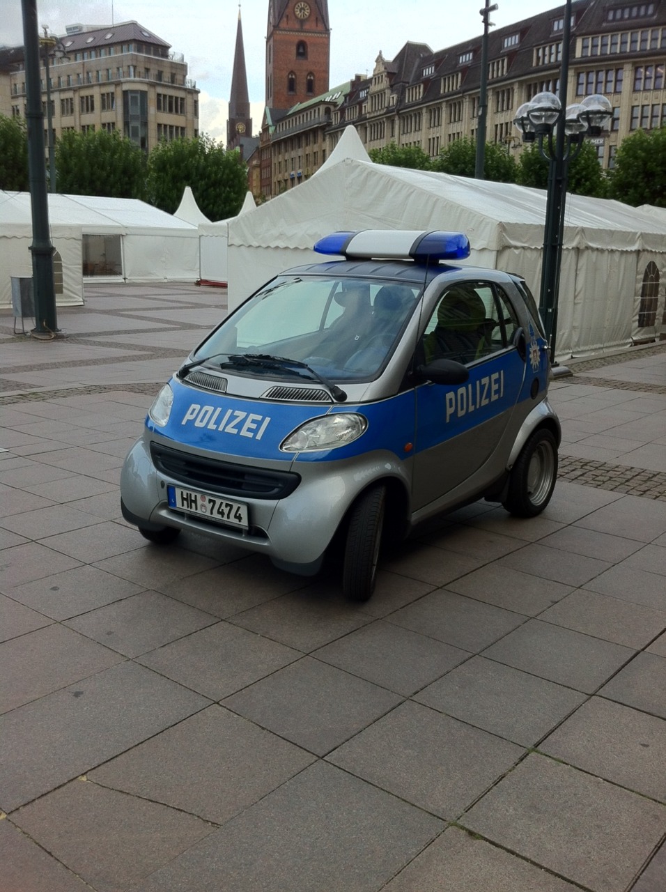 /schnipsel/201109-sep-2011/03-normalerweise-ist-die-polizei-in-hamburg-aber-mit-schwererem-geraet-unterwegs/tumblr_lr5v01j90P1qznfapo1_1280.jpg