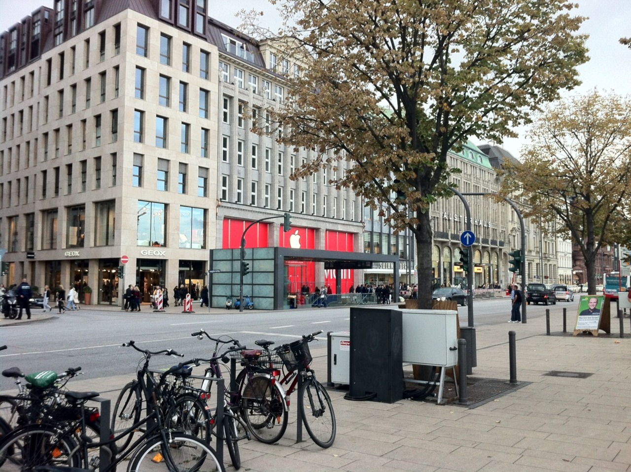 /schnipsel/201109-sep-2011/04-finally-the-second-apple-store-in-hamburg/tumblr_lr5vbrRVpz1qznfapo1_1280.jpg