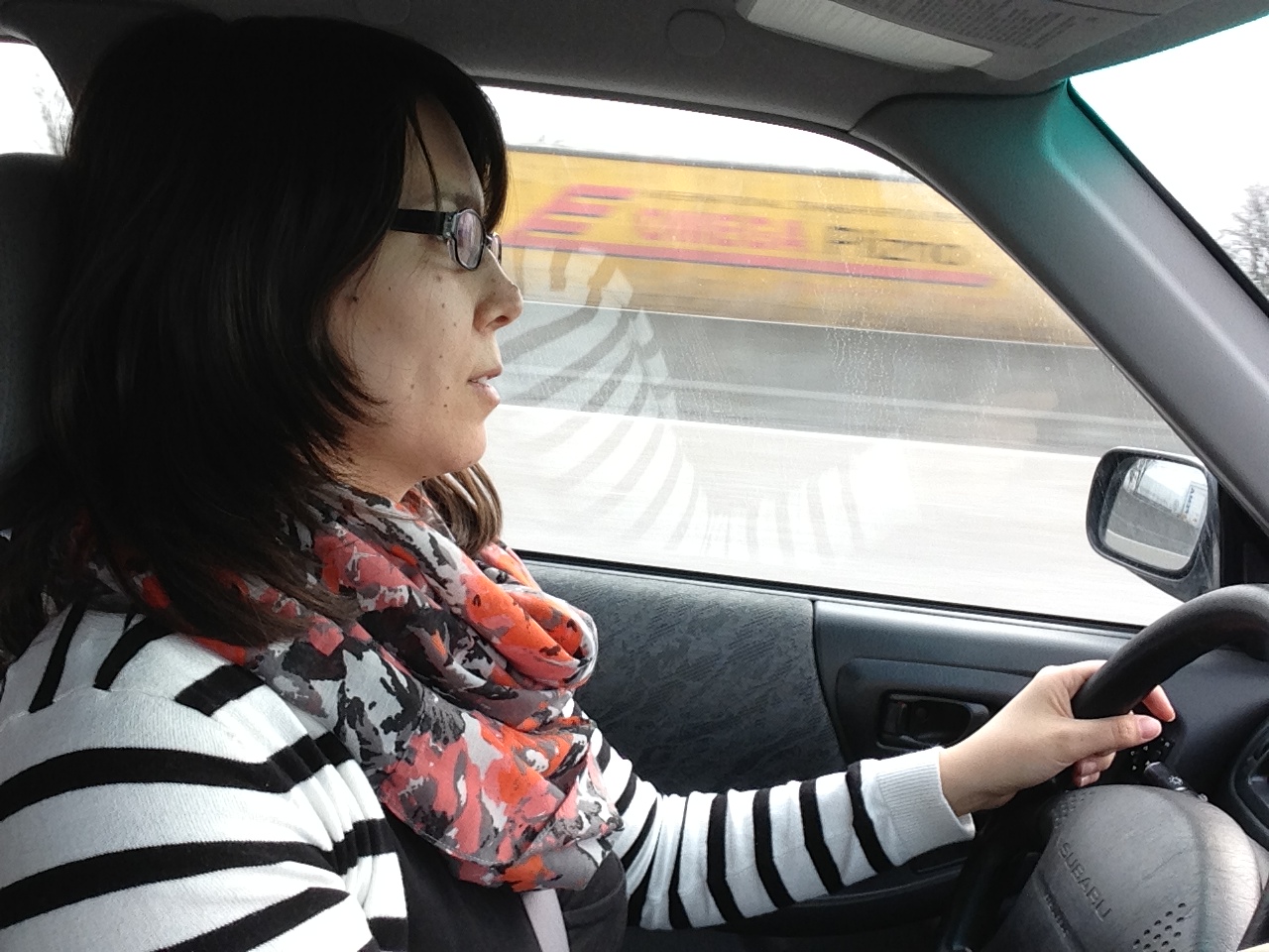 /schnipsel/201304-apr-2013/02-mit-emilia-und-may-auf-dem-weg-nach-hause-man-beachte-die-haende-schoen-auf-10-und-2/Foto.JPG