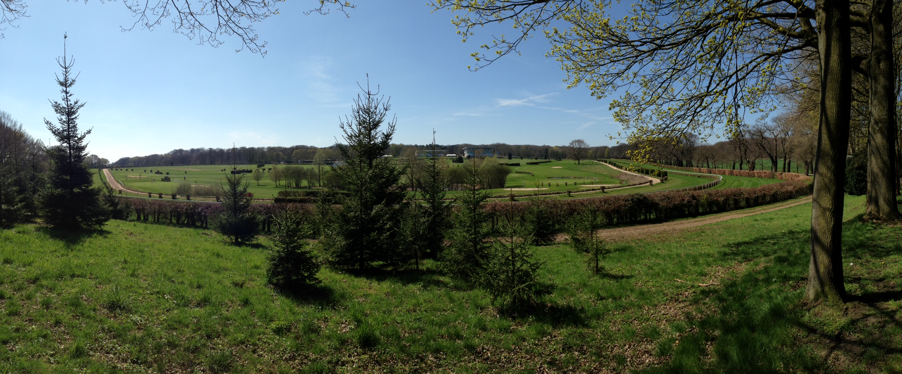 /schnipsel/201304-apr-2013/15-kombinat-aus-golfplatz-und-pferderennbahn/Foto.JPG