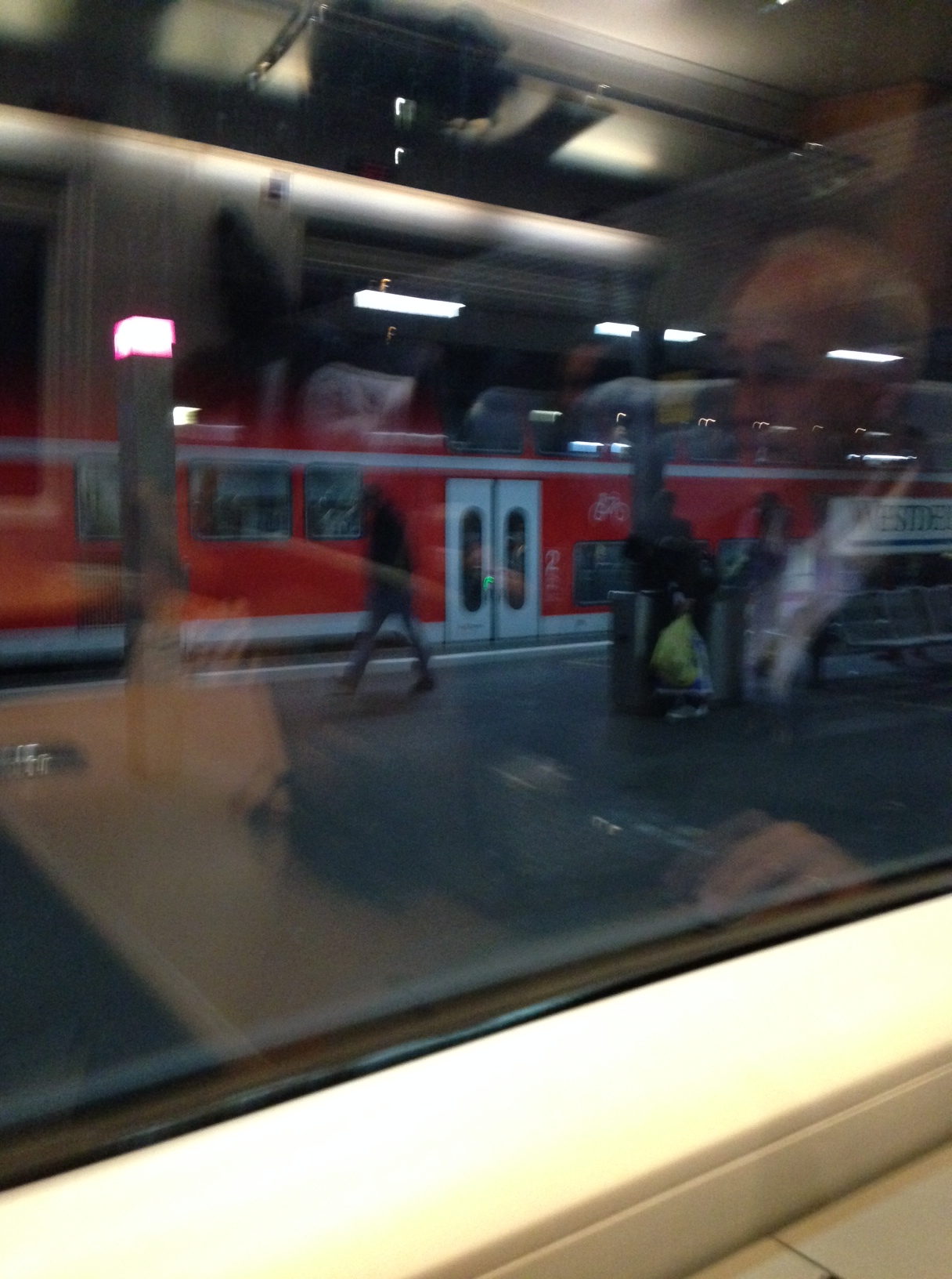 /schnipsel/201310-oct-2013/16-endlich-in-einem-zug-eine-stunde-spaeter-verspaetungszaehler-145/0Foto.JPG