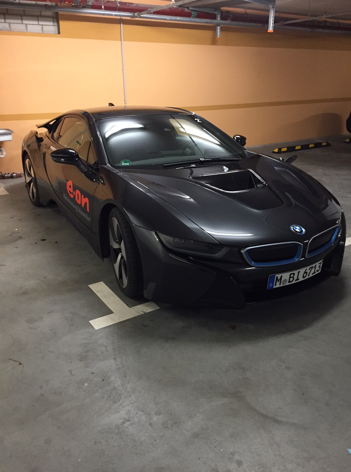 /schnipsel/201502-feb-2015/06-hier-ist-gerade-e-world-messe-darum-stehen-sogar-in-der-eon-tiefgarage-einige-i8-rum/0IMG_6673.JPG