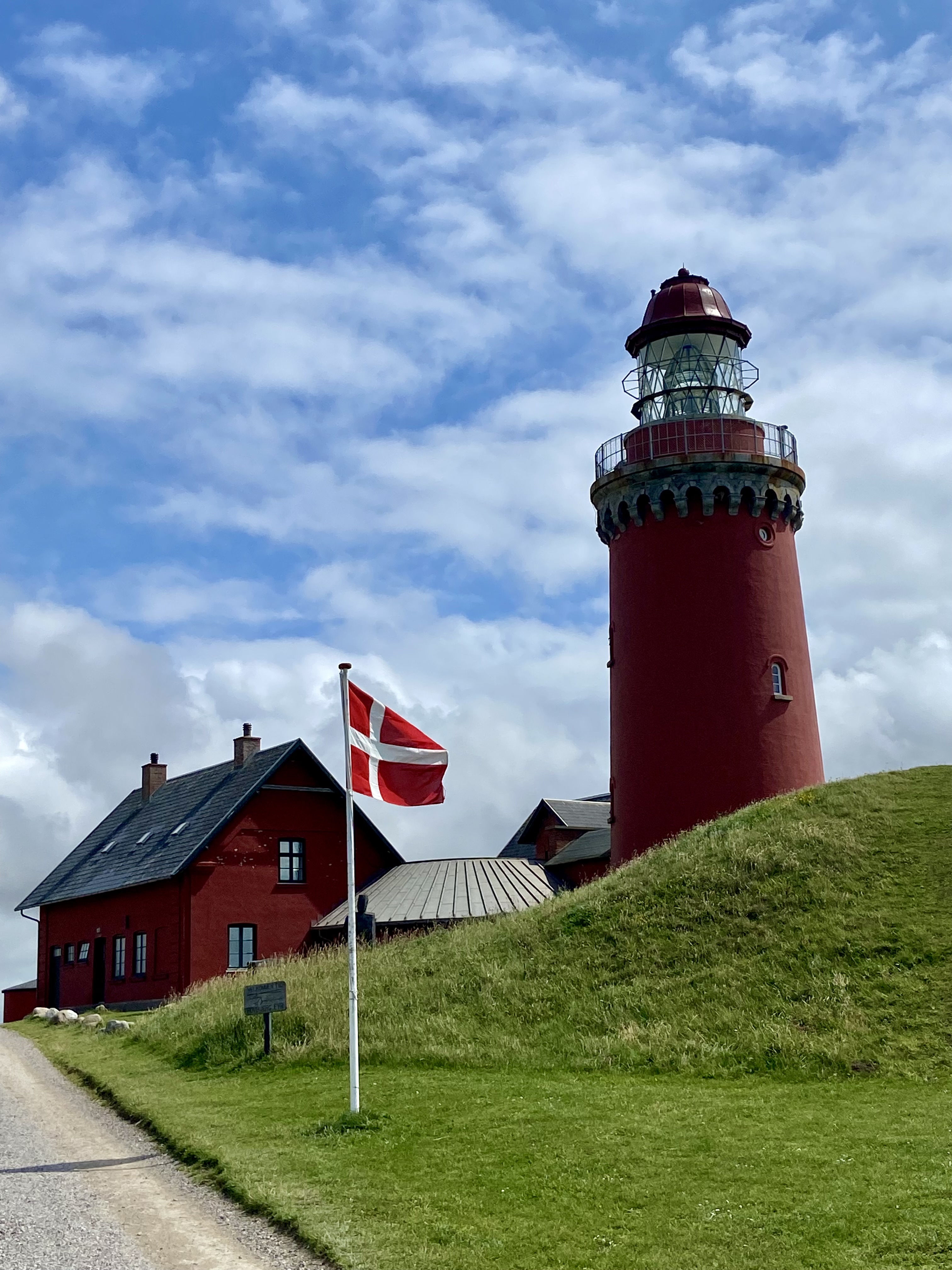 Diese beeindruckende Bildaufnahme zeigt den Leuchtturm von Lemvig, ein wahrhaft majestätisches Wahrzeichen, das die malerische Küstenlandschaft Dänemarks schmückt. Der Leuchtturm erhebt sich stolz und strahlt eine Aura von Ruhe und Sicherheit aus, während er seine schützenden Strahlen über die tosenden Gewässer der Nordsee wirft.